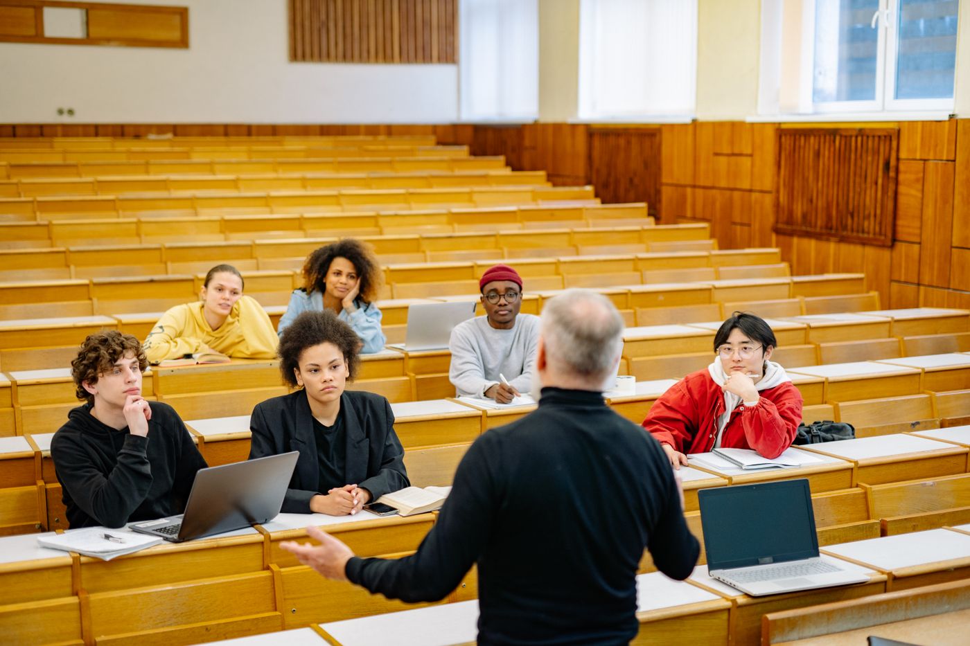 Giảng viên và sinh viên trong một buổi học đại học