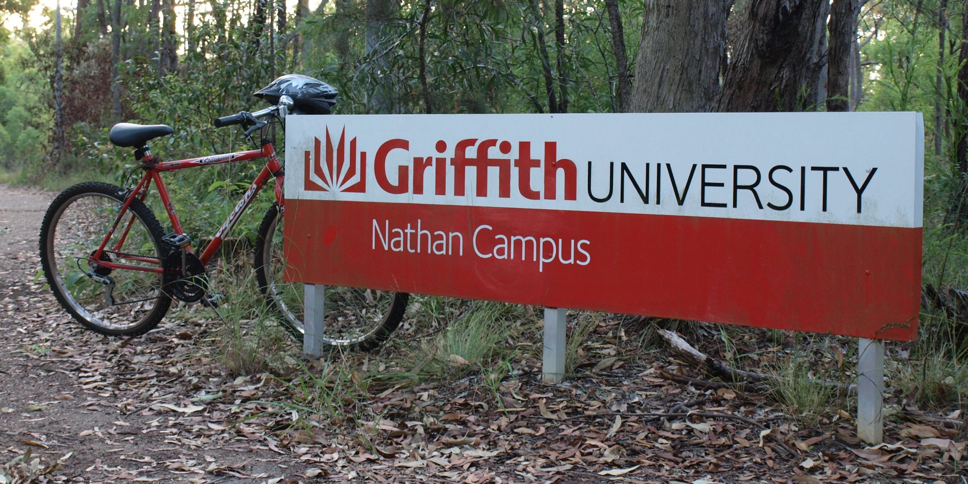 Biển Griffith University Nathan Campus trong khuôn viên nhiều cây xanh