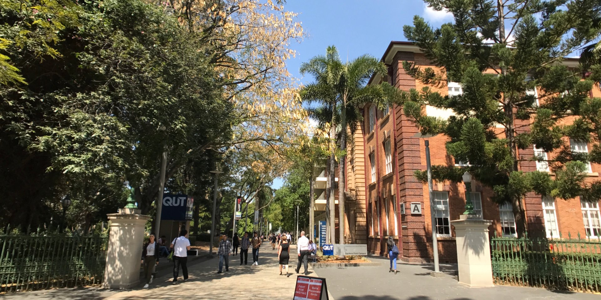 Lối vào Queensland University of Technology tại Gardens Point, Brisbane