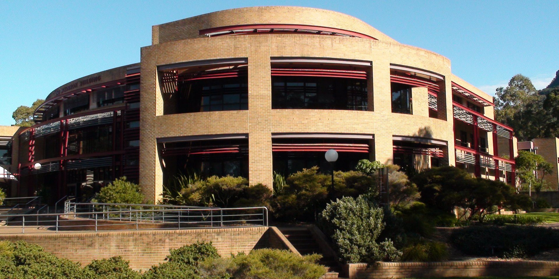 McKinnon Building trong campus University of Wollongong